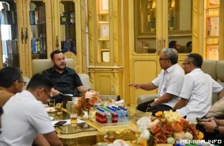 Wali Kota Padang Fadly Amran Saat Menerima Kunjungan Kepala BPJS Ketenagakerjaan Cabang Padang Afrialdi di kediamannya, Senin (27/4/2026).