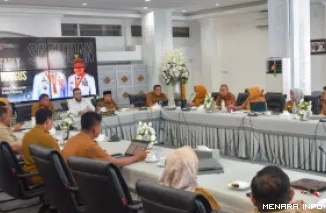 Wali Kota Padang Fadly Amran Memimpin Rapat Tim Anggaran Pemerintah Daerah (TAPD) Kota Padang di Palanta Rumah Dinas Wali Kota, Selasa (14/4/2026)