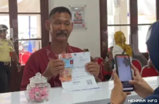 Warga tengah mencairkan Bansos di kantor POS.