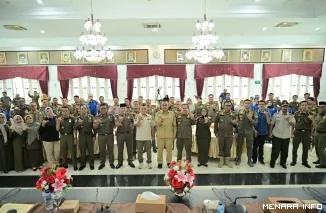 Sekdaprov Sumatera Barat, Arry Yuswandi bersama Irwan (Kasatpol Sumbar) serta jajaran se-Sumbar, foto bersama usai pembukaan Rapat Forum OPD Satpol PP dan Damkar se-Sumbar dalam rangka penyusunan Renja Tahun 2027, Selasa. (humas)