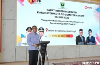 Sekdaprov Sumatera Barat, Arry Yuswandi memberikan arahan dalam Rapat Koordinasi UKPBJ se - Sumbar Tahun 2026 di Bukittinggi, Rabu. (humas)
