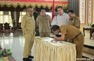 Sekdaprov Sumbar, Arry Yuswandi saksikan penandatangan kesepahaman tentang pentingnya penyatuan persepsi dan arah pembangunan pada Forum Perangkat Daerah urusan Bina Marga, Cipta Karya, dan Tata Ruang (BMCKTR) se-Sumbar di Bukittinggi, Selasa. (humas)