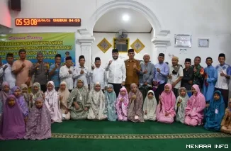 Wali Kota Padang Fadly Amran Saat Meninjau Pelaksanaan Subuh Mubarokah di Masjid Baitul Jalal, Kelurahan Pampangan Nan XX, Kecamatan Lubuk Begalung, Senin (20/4/2026).