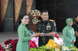 Pangdam XX/Tuanku Imam Bonjol Mayjen TNI Arief Gajah Mada bersama Ketua Persit Kartika Chandra Kirana Daerah XX/Tuanku Imam Bonjol Anggi Arief Gajah Mada (*)