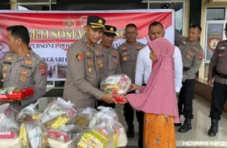 Kapolres Dharmasraya AKBP Kartyana Widyarso Wardoyo Putro, Menyerahkan Bantuan Kepada Warga (*)