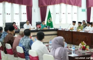 Ketua Badan Akuntabilitas Publik DPD RI, Adriana Charlotte Dondokambey bersama Arry Yuswandi (Sekdaprov Sumbar) pada RDP DPD RI di Auditorium Gubernuran, Padang, Jumat. (humas)