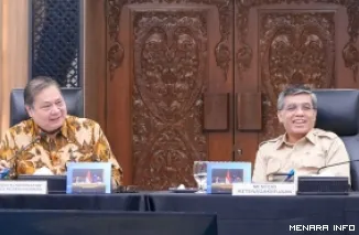 Menteri Ketenagakerjaan, Yassierli bersama Airlangga Hartarto (Kemenko Bidang Perekonomian) pada High-Level Roundtable Discussion on Link and Match terkait Program Pelatihan Vokasi Nasional dan Penempatan Tenaga Kerja di Jakarta, Kamis. (humas)