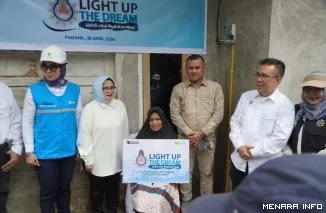 Pj Sekda Padang Raju Minropa Saat Mendampingi Peninjauan Listrik Desa di Kelurahan Kuranji, Kecamatan Kuranji, Sabtu (18/4/2026).