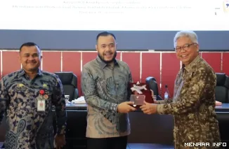 Wali Kota Padang Fadly Amran Didampingi PJ Sekda Raju Minropa Seusai Membuka Kegiatan Seminar Peluang Karier di Industri Penerbangan, Kamis (16/4/2026)