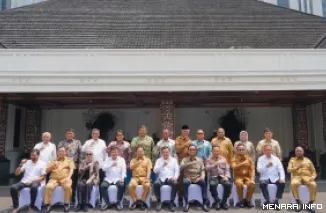 Gubernur Sumbar, Mahyeldi (berpeci) foto bersama dengan Menko Polkam, Djamari Chaniago dan gubernur se-Indonesia, di Gedung Utama Kemenko Polkam, di Jakarta, Selasa. (humas)