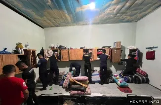Petugas Lapas Muaro Sijunjung Melakukan Pemeriksaan Terhadap Salah Satu Kamar Hunian WBP, Jumat (24/4/2026)