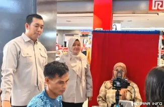 Kepala Dinas Kependudukan dan Catatan Sipil Kota Padang Teddy Antonius Saat Memantau Perekaman Data di Disdukcapil Padang, Senin (13/4/2026)