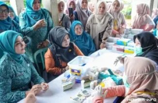 Staf Ahli TP PKK Provinsi Sumbar, Dianita Maulin Vasko lakukan penilaian lapangan Lomba Dasawisma Berprestasi tingkat provinsi tahun 2026 di Nagari Air Haji, Kecamatan Sungai Aur, Kamis. (humas)