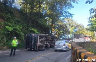 Sebuah Truk Terbalik di Pendakian Sitinjaulauik, Senin (13/4/2026) (foto: ist)