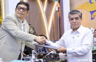 Menaker Yassierli serahkan DIM RUU PPRT pada pimpinan Baleg DPR RI usai menyampaikan pandangan pemerintah di Rapat Kerja Pembicaraan/Pembahasan Tingkat I, Senin. (humas)