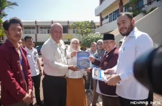 Wali Kota Padang Melepas 312 mahasiswa Universitas Ekasakti-Akademi Akuntansi Indonesia (UNES-AAI) sebagai Tim Verifikator Lapangan Padang Rancak Award 2026, di halaman Rektorat Kampus UNES, Rabu (22/4/2026).