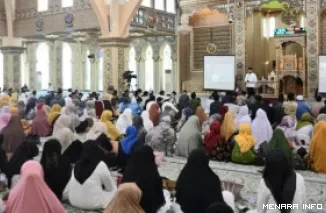 Wako Padang, Fadly Amran berikan arahan pada Tabligh Akbar yang diselenggarakan Lembaga Amil Zakat (LAZ) Al Azhar Sumatera Barat di Masjid Baiturrahmah, Kelurahan Aie Pacah, Kecamatan Koto Tangah, Sabtu (18/4/2026). (humas)