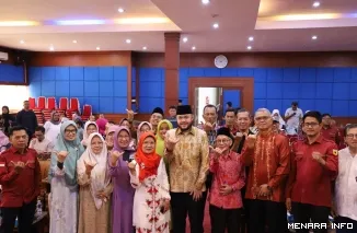Wali Kota Padang Fadly Amran Saat Menghadiri Halalbihalal Ikatan Keluarga Pendidikan dan Pembangun Simabur (IKPPS) Padang di Aula Kampus ITP, Minggu (19/4/2026).