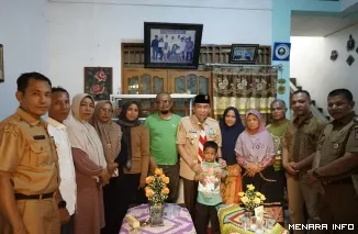 Wawako Padang Saat Mengunjungi Keluarga Dua Anak Hilang Terseret Ombak di Ujung Karang, Senin (27/4/2026)