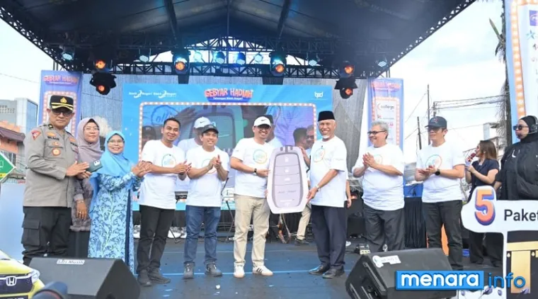 Gubernur Sumbar, Mahyeldi serahkan secara simbolis hadiah utama berupa satu unit Toyota Fortuner pada nasabah yang beruntung, pada Gebyar Hadiah Tabungan Bank Nagari di Kota Solok, Ahad. (humas)