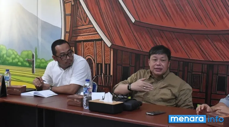 Wakil Ketua Komisi IV DPR RI, Alex Indra Lukman berdialog dengan pimpinan PT Pupuk Indonesia dan para distributor, di Padang, Sabtu. (humas)