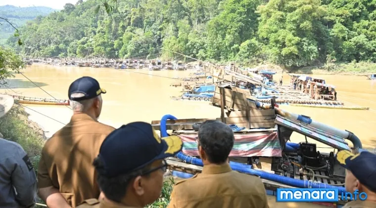 Gubernur Sumatera Barat, Mahyeldi dan jajaran temui masyarakat dan meninjau aktivitas penambangan emas tanpa izin (PETI) di kawasan Batu Gando, Nagari Muaro, Kabupaten Sijunjung, Selasa. (humas)