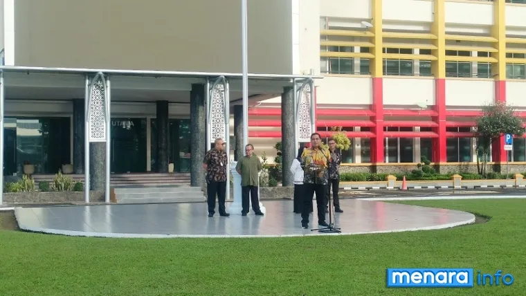 Plh Sekdaprov Sumbar, Ahmad Zakri berikan arahan soal teknis mendengarkan lagu Indonesia Raya setiap pukul 1000 WIB, saat memimpin apel rutin ASN di halaman Kantor Gubernur Sumbar, Kamis. (humas)