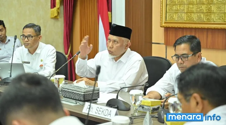 Gubernur Sumbar Mahyeldi, jelaskan tolak ukur keberhasilan program Nagari Creative Hub pada rapat koordinasi percepatan program unggulan bersama Bupati/Walikota se-Sumbar dan kepala OPD di lingkungan Pemprov Sumbar di Istana Gubernuran, Rabu. (humas)