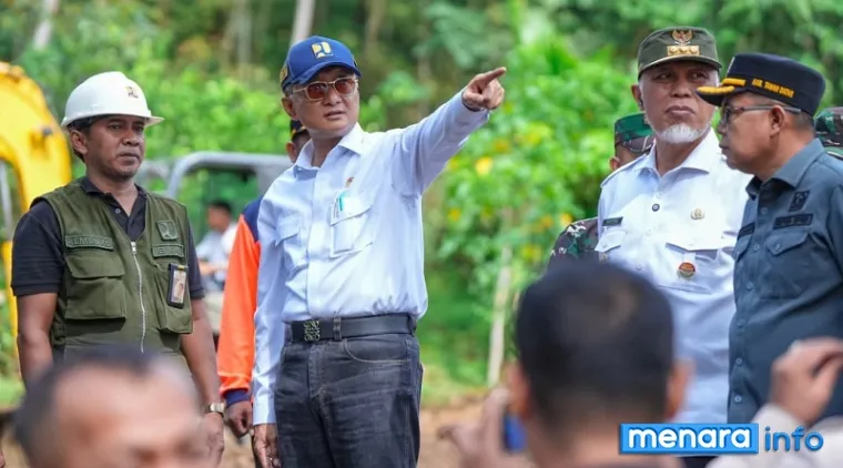 Menteri PU, Dody Hanggodo bersama Mahyeldi (gubernur Sumbar), Anton Yondra (ketua DPRD Tanah Datar) serta jajaran, meninjau pengerjaan normalisasi Batang Tompo Sitangkai di Jorong Taruko di Nagari Tanjung Alam, Kabupaten Tanah Datar, Kamis. (humas)