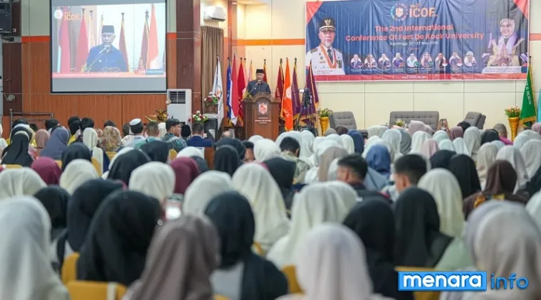 Gubernur Sumbar, Mahyeldi paparkan visi peningkatan SDM di Sumatera Barat saat membuka Seminar ICOF 2026 yang digelar di Universitas Fort De Kock Bukittinggi, Jumat. (humas)