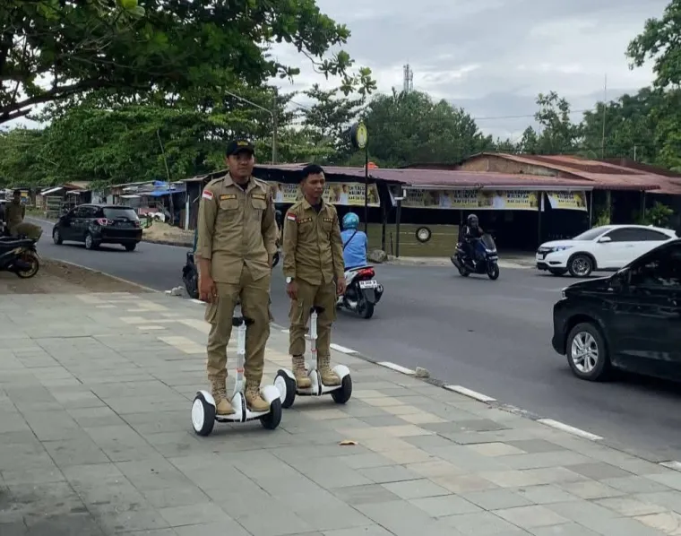Petugas Satpol PP Padanb Sedang Melakukan Patroli Menggunakan Segway(*)