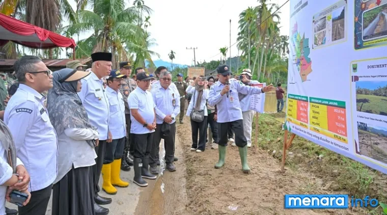 Gubernur Sumbar, Mahyeldi dengarkan paparan hasil pengerjaan rehabilitasi sawah rusak ringan dan sedang akibat bencana hidrometeorologi. di Korong Tanah Taban, Nagari Pasie Laweh Lubuk Alung, Kabupaten Padang Pariaman, Rabu. (humas)