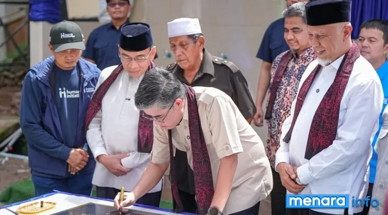 Menaker Yassierli didampingi Mahyeldi (gubernur Sumbar), Maigus Nasir (Wawako Padang) dan jajaran, resmikan penggunaan sumur bor dan tempat wudhu baru untuk Masjid Raya Balai Gadang, Kecamatan Koto Tangah, Kamis. (humas)