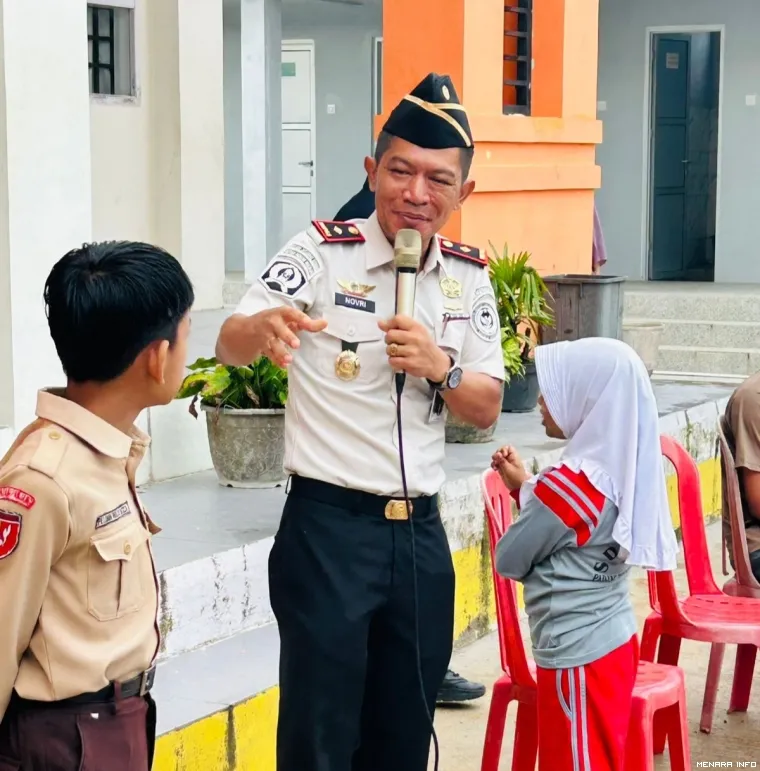 Ka Rutan Padang Panjang Novri Abbas Berinteraksi Dengan Siswa SDN 2 Padang Panjang Timur (*)