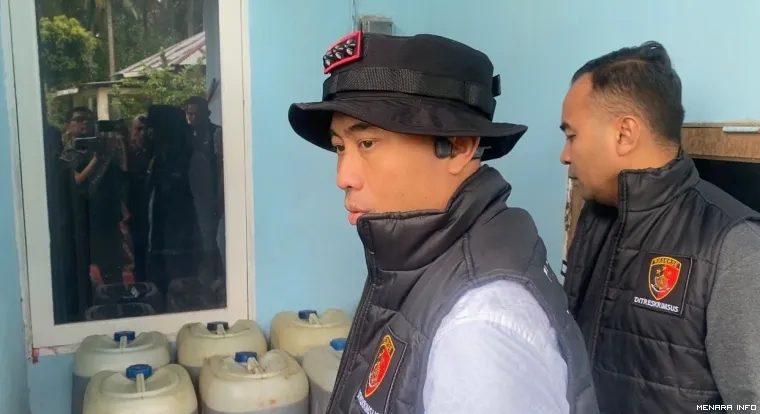 Ditreskrimsus Polda Sumbar Kombes Pol Andry Kurniawan Bersama Barang Bukti 23 Jeriken Solar 