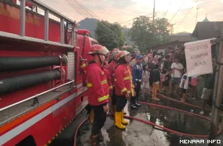 Petugas Pemadam Kebakaran Berupaya Memadamkan Api Saat Terjadi Kebakaran Beberapa Waktu Lalu (*)