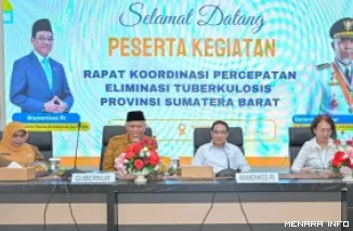 Gubernur Sumbar, Mahyeldi bersama Wakil Menteri Kesehatan RI, Benjamin Paulus Octavianus memimpin rapat koordinasi Percepatan Eliminasi TBC Provinsi Sumbar di auditorium gubernuran, Selasa. (humas)