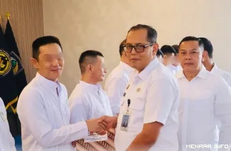 Kepala Kantor Wilayah Direktorat Jenderal Pemasyarakatan Kepulauan Riau, Aris Munandar, Menyerahkan Secara Simbolis Remisi Dalam Rangka Hari Raya Waisak Kepada Warga Binaan Lapas Narkotika Kelas IIA Tanjung Pinang, Minggu (31/5/2026)