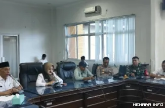 Asisten Administrasi Umum Setda Pasbar, Harlina Syahputri memimpin rapat koordinasi penyelenggaraan Festival budaya dan ekonomi kreatif di halaman Kantor Bupati Pasaman Barat, Juni 2026, Rabu. (humas)