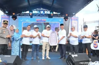 Gubernur Sumbar, Mahyeldi serahkan secara simbolis hadiah utama berupa satu unit Toyota Fortuner pada nasabah yang beruntung, pada Gebyar Hadiah Tabungan Bank Nagari di Kota Solok, Ahad. (humas)