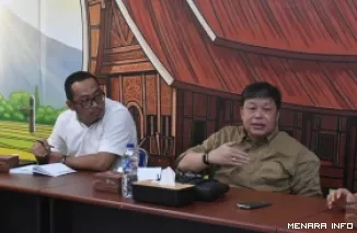 Wakil Ketua Komisi IV DPR RI, Alex Indra Lukman berdialog dengan pimpinan PT Pupuk Indonesia dan para distributor, di Padang, Sabtu. (humas)