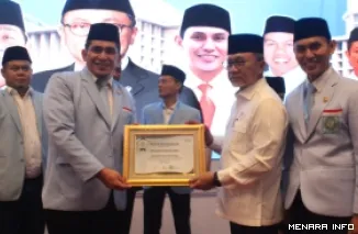 Menteri Koordinator Bidang Pangan Zulkifli Hasan Menyerahkan Penghargaan Kepada Ketua Umum DPW BKPRMI Sumbar Maisar Setiawan Munaf.(*)