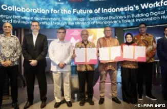 Menaker Yassierli foto bersama dengan jajaran Wadhwani Foundation dan PT Indosat Tbk usai penandatanganan Nota Kesepahaman Bersama dalam rangka memperkuat ekosistem ketenagakerjaan nasional di Jakarta, Selasa. (humas)
