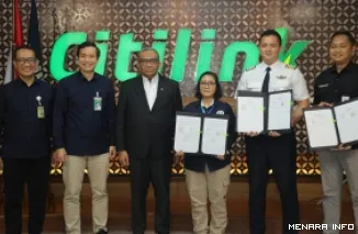 Wakil Menteri Ketenagakerjaan, Afriansyah Noor foto bersama usai penandatanganan Perjanjian Kerja Bersama (PKB) antara PT Citilink Indonesia dan Serikat Karyawan Citilink (Sekaci) di Kota Tangerang, Banten, Selasa. (humas)