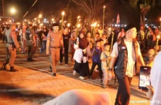 Peserta pawai Obor Takbir Keliling dalam rangka menyambut Hari Raya Idul Adha 1447 H/2026 M memadati halaman Rumah Dinas Bupati Pasaman Barat, Selasa malam. (humas)