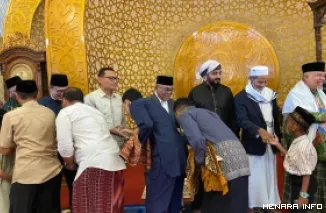 Bupati Pasbar, Yulianto bersama Buya Ristawardi dan Imam Ustadz Hafiz Al-Amini bersalaman dengan jemaah usai Shalat Idul Adha di Masjid Agung Baitul Ilmi, Kecamatan Pasaman, Rabu. (humas)oovho