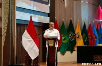 Sekdaprov Sumbar, Arry Yuswandi memberikan arahan tentang urgensi Smart City pada Sosialisasi Penguatan Smart City melalui Aktivasi Call 112, di Aula Kantor Gubernur, Rabu. (humas)