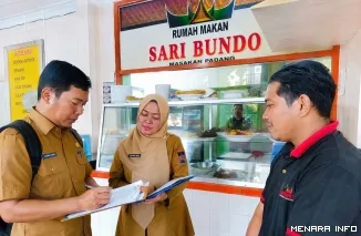 Petugas Dinas Koperasi dan UMKM Kota Padang Sedang Melakukan Pendataan()