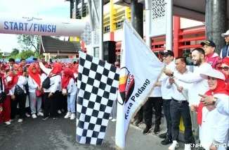 Wali Kota Padang Fadly Amran Melepas Peserta Jalan Santai GEBU Minang, Minggu (17/5/2026)
