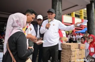 Gubernur Sumbar, Mahyeldi dialog dengan warga saat penarikan door prize kegiatan Gebyar Gebu Minang Kota Padang yang dirangkai dengan jalan santai dan senam massal di halaman kantor gubernur Sumbar, Ahad pagi. (humas)